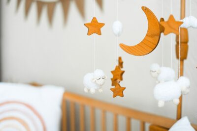 Rappel du support de mobile Petite Amélie : le bras peut tomber dans le lit de bébé